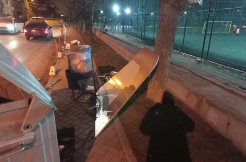 Kaldırıma bırakılan atıklar çevre düzenini bozuyor!