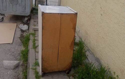 Kaldırıma bırakılan eski dolap yaya geçişini engelledi