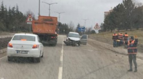 Kaldırıma çarpan otomobil sürücüsü yaralandı
