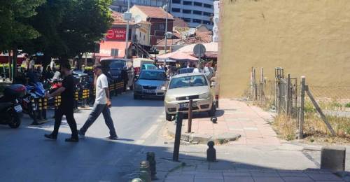 Kaldırıma park eden araçlar vatandaşları yola indiriyor