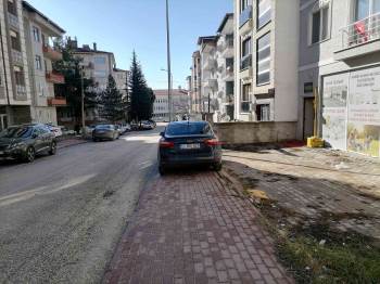 Kaldırıma Park Eden Araçlar Yayalara Zor Anlar Yaşatıyor
