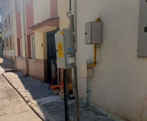 Kaldırımdaki açık pano, yayalar için risk oluşturuyor