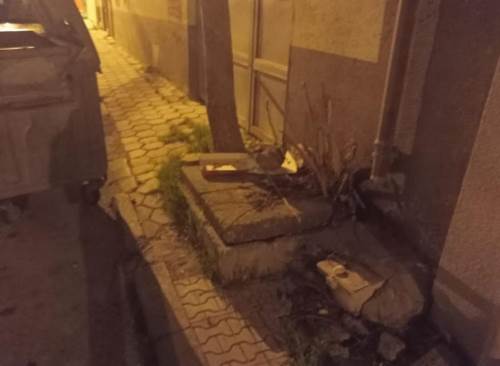 Kaldırımdaki düzen bozukluğu geçişi engelliyor