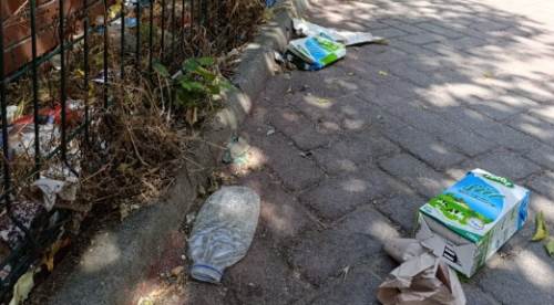 kaldırımı çöplüğü çevirdiler