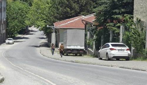Kaldırımlar araçların park alanına döndü