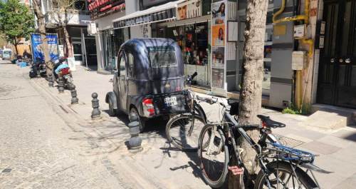 Kaldırımlar işgal altında: Yayalar yolda yürüyor