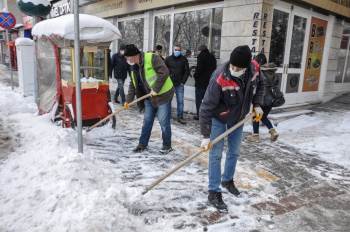 Kaldırımlar Temizleniyor
