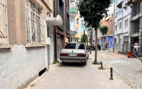 Kaldırımlar yayalara değil araçlara kaldı