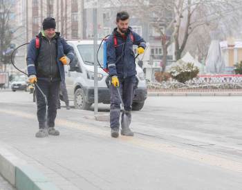 Kaldırımlarda Buzlanmaya Karşı Solüsyon Uygulandı

