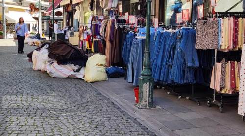 Kaldırımlardaki işgaller yayaları zor durumda bırakıyor