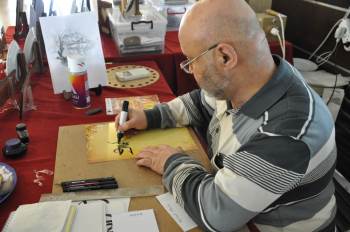 Kaligrafi Sanatını Kütahya’Nın Sembolü Çini Tabaklar Üzerinde Sergiliyor
