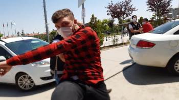 Kalpazanlar Kendilerini Görüntüleyen İha Kameramanına Uçan Tekme İle Saldırdı
