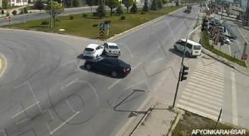 Kameralara Yansıyan Kazalarda Araçlar Adeta Çarpışan Oto Gibi Birbirlerine Girdi
