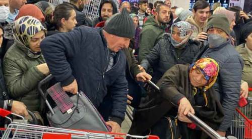 Kampanyayı duyunca birbirlerini ezdiler!