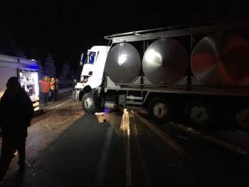 Kamyon, Tır Ve Otobüsün Karıştığı Kazada 2 Kişi Yaralandı
