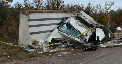 Kamyon bile hurdaya döndü: Afyon'da korkunç kaza 