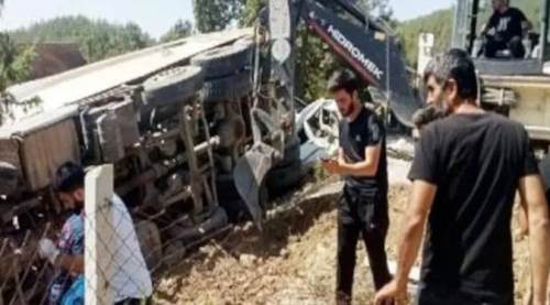 Kamyon cenaze namazı kılanların arasına daldı