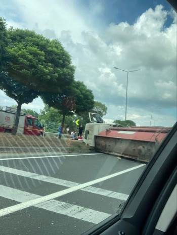 Kamyon Devrildi: 1’İ Ağır 3 Yaralı
