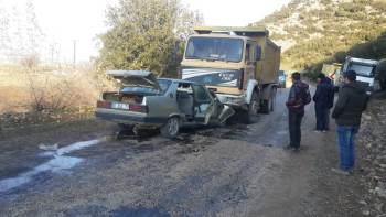 Kamyon İle Otomobil Çarpıştı: 4 Yaralı
