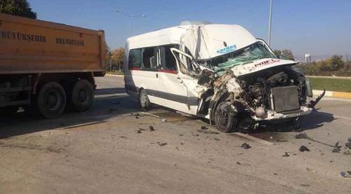 Kamyon ile servis aracı çarpıştı: 1 yaralı