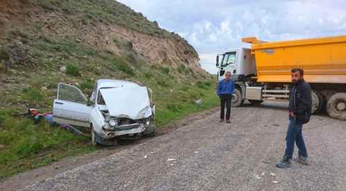 Kamyon otomobille çarpıştı: 2 yaralı