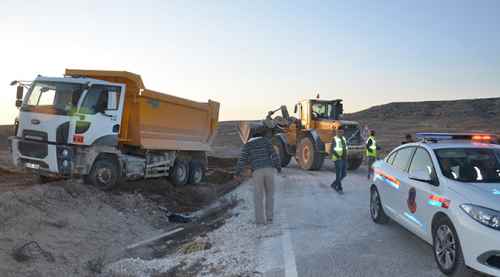 Kamyon sıkıştırdı yoldan çıktı