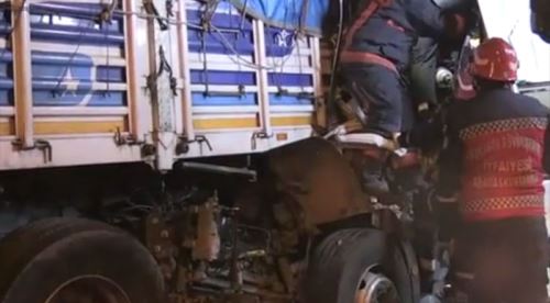 Kamyon tıra çarptı: 2 ölü