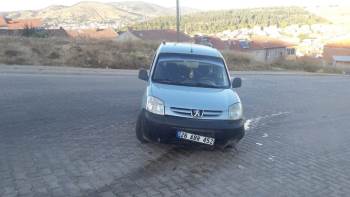 Kamyonet Bariyerlere Çarptı; 2 Yaralı
