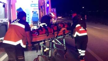 Kamyonet Direğe Çarptı: 3 Yaralı
