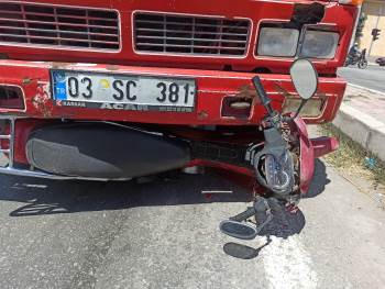 Kamyonet İle Motosiklet Çarpıştı, 1Kişi Yaralandı
