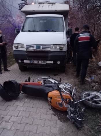 Kamyonet İle Motosikletin Çarpışması Sonucu 1’İ Ağır 2 Kişi Yaralandı
