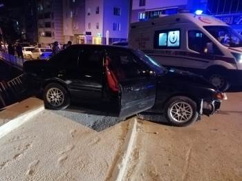 Kamyonet İle Otomobil Çarpıştı; 2 Yaralı
