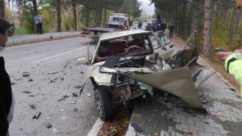 Kamyonet İle Otomobil Çarpıştı, 3 Kişi Yaralandı
