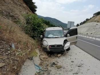 Kamyonet Kontrolden Çıktı: 2 Yaralı
