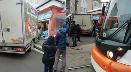 Kamyonet önce tramvayla çarpıştı, sonra iş yerine girdi