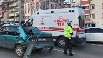 Kamyonet Otomobile Arkadan Çarptı, 1 Kişi Yaralandı
