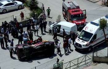 Kamyonet Otomobille Çarpıştı, 6 Kişi Yaralandı
