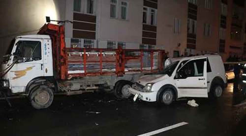 Kamyonet park halindeki araçlara çarptı: 1 ölü, 1 yaralı