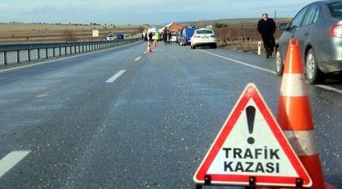 Kamyonet şarampole devrildi: Yaralılar var...