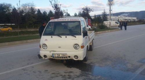 Kamyonet yoldan çıktı: 2 yaralı