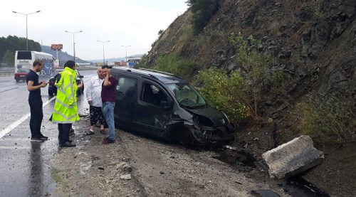 Kamyonet yoldan çıktı: 4 yaralı