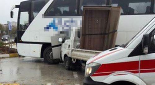 Kamyonetle otobüs çarpıştı: 2 yaralı