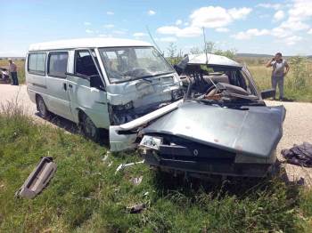 Kamyonetle Otomobilin Çarpıştığı Kazada 3 Kişi Yaralandı
