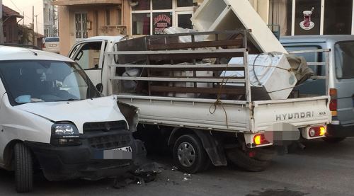 Kamyonetler çarpıştı: 3 kişi yaralandı