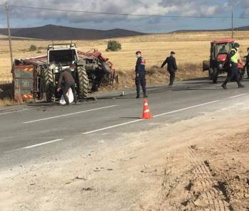 Kamyonla Çarpışan Traktör Ortadan İkiye Bölündü, Şans Eseri Kimse Yaralanmadı
