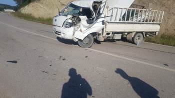 Kamyonla Kamyonet Çarpıştı, 2 Kişi Yaralandı
