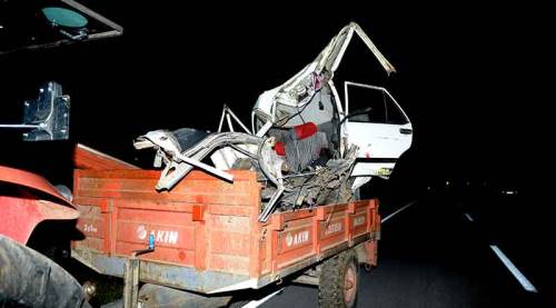 Kamyonun altına giren otomobil bu hale geldi! 2 ölü...