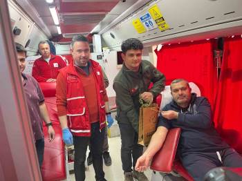 Kan Bağışçılarına Badem Fidanı Hediye Edildi
