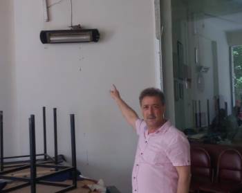 Kapalı Kahvehaneye Balkondan Giren Kumru Isıtıcının Üzerine Yuva Yaptı
