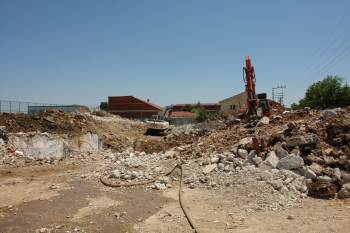 Kapalı Spor Salonunun Yıkımına Başlandı
